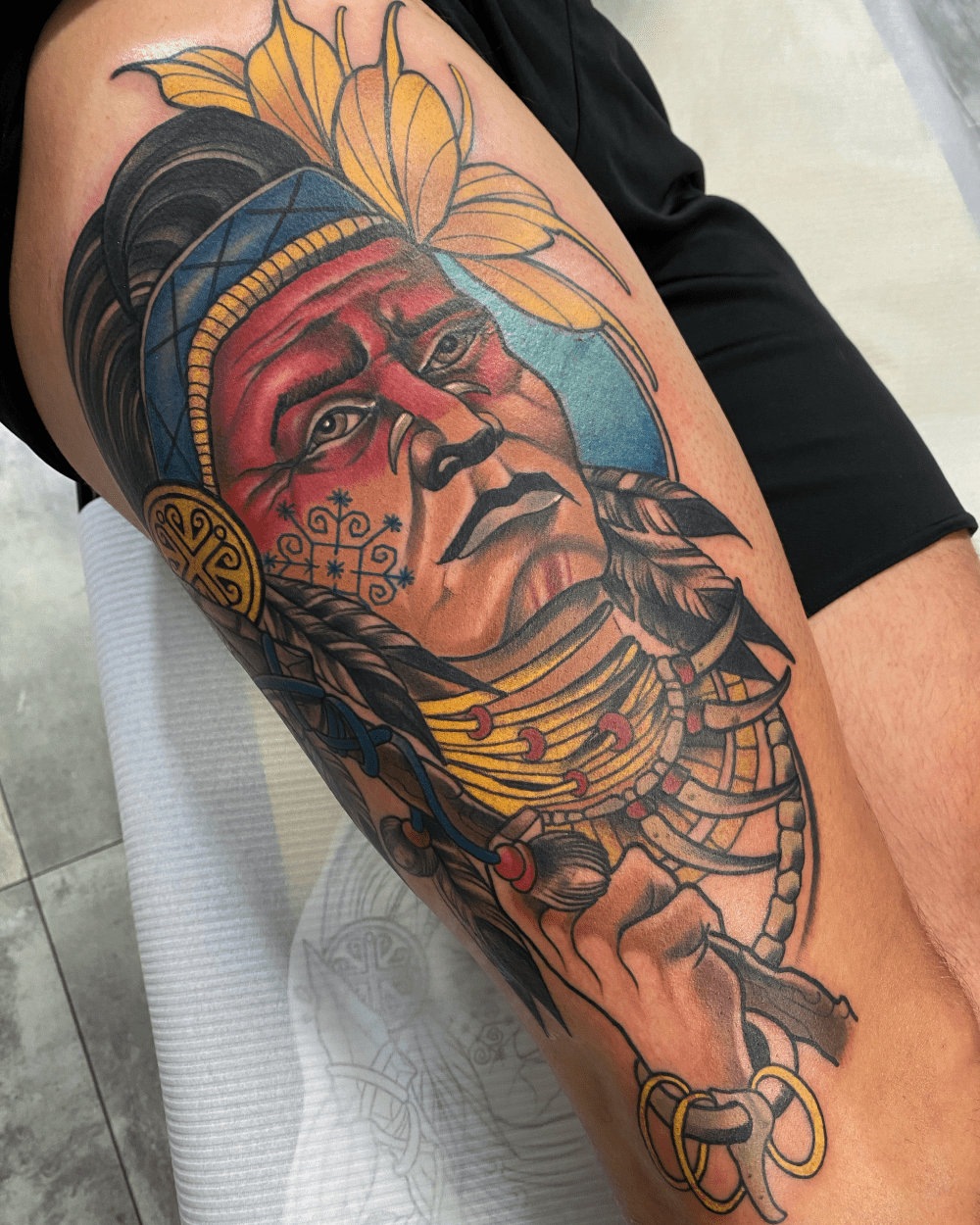 tatuaż neotradycyjny deep red indianin